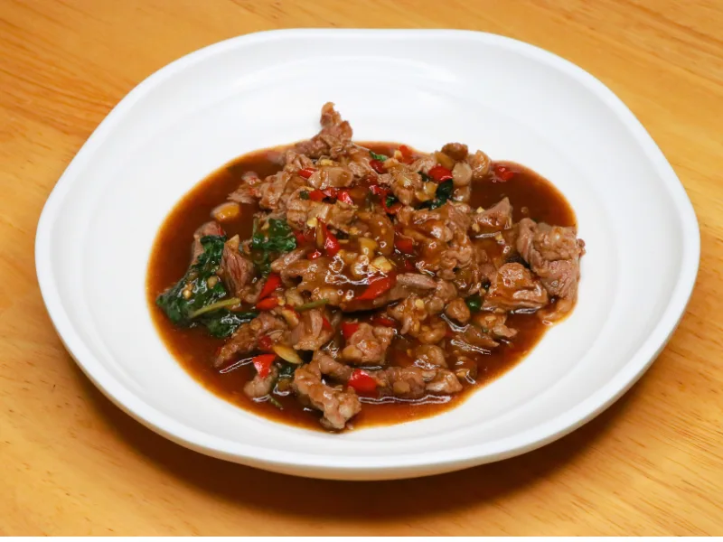 กะเพราเนื้อชิ้น (เป็นกับ) เนื้อโคขุนหั่นชิ้นผัดพริกแห้งรสจัดจ้าน (ไม่ราดข้าว) ร้านคัม ขอนแก่น Thai Stir-fried Sliced Beef with Holy Basil (À La Carte) at Come Khon Kaen