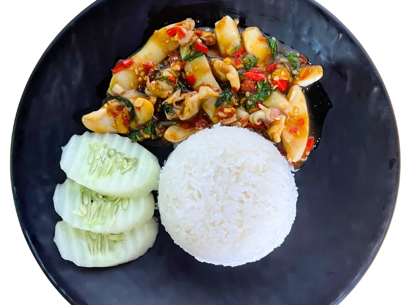 กะเพราหมึกราดข้าว ปลาหมึกสดชิ้นใหญ่ผัดพริกแห้งรสจัดจ้าน ราดข้าวสวยร้อนๆ ร้านคัม ขอนแก่น Spicy Stir-fried Squid with Basil on Rice at Come Khon Kaen