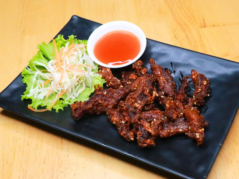 เนื้อโคขุนแดดเดียว ทอดร้อนๆ เนื้อนุ่มไม่เหนียว หอมเครื่องหมัก ร้านคัม ขอนแก่น Sun-dried Beef at Come Khon Kaen