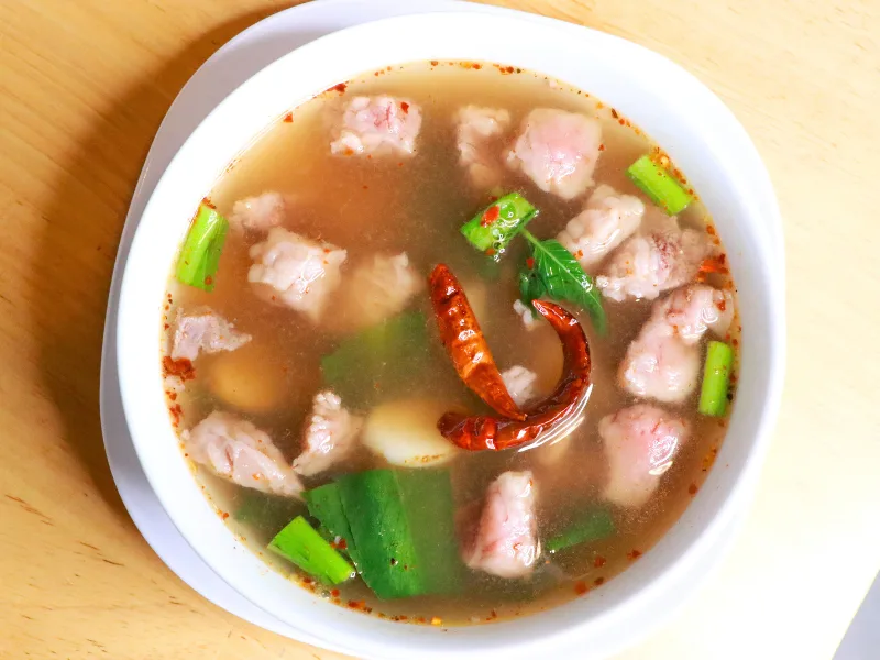 ต้มแซ่บเนื้อโคขุน เนื้อนุ่มติดมันในน้ำซุปสมุนไพรหอมแดง ข่า ตะไคร้ รสเผ็ดร้อนคล่องคอ ร้านคัม ขอนแก่น Tom Saap Beef Soup