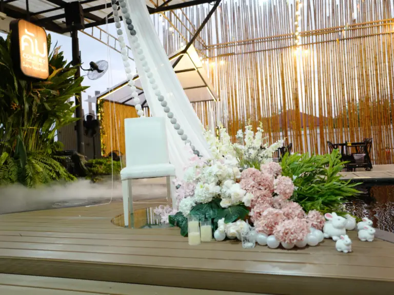 การตกแต่งสถานที่จัดงานแต่งงานโซนริมน้ำ (บ่อปลาคาร์ฟ) บรรยากาศอบอุ่นเป็นกันเอง พร้อมมุมถ่ายรูปน่ารักๆ บนลานไม้