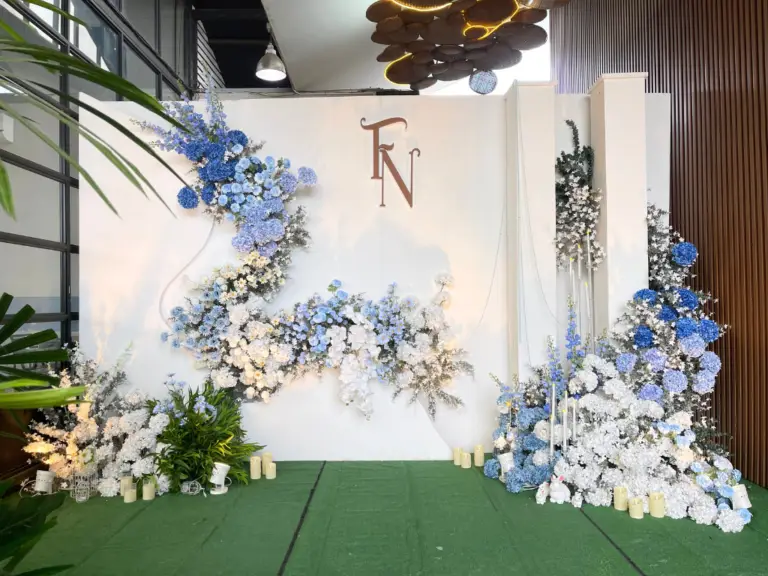ซุ้มดอกไม้และจุดลงทะเบียนหน้างานแต่งงานที่ร้านคัม ขอนแก่น