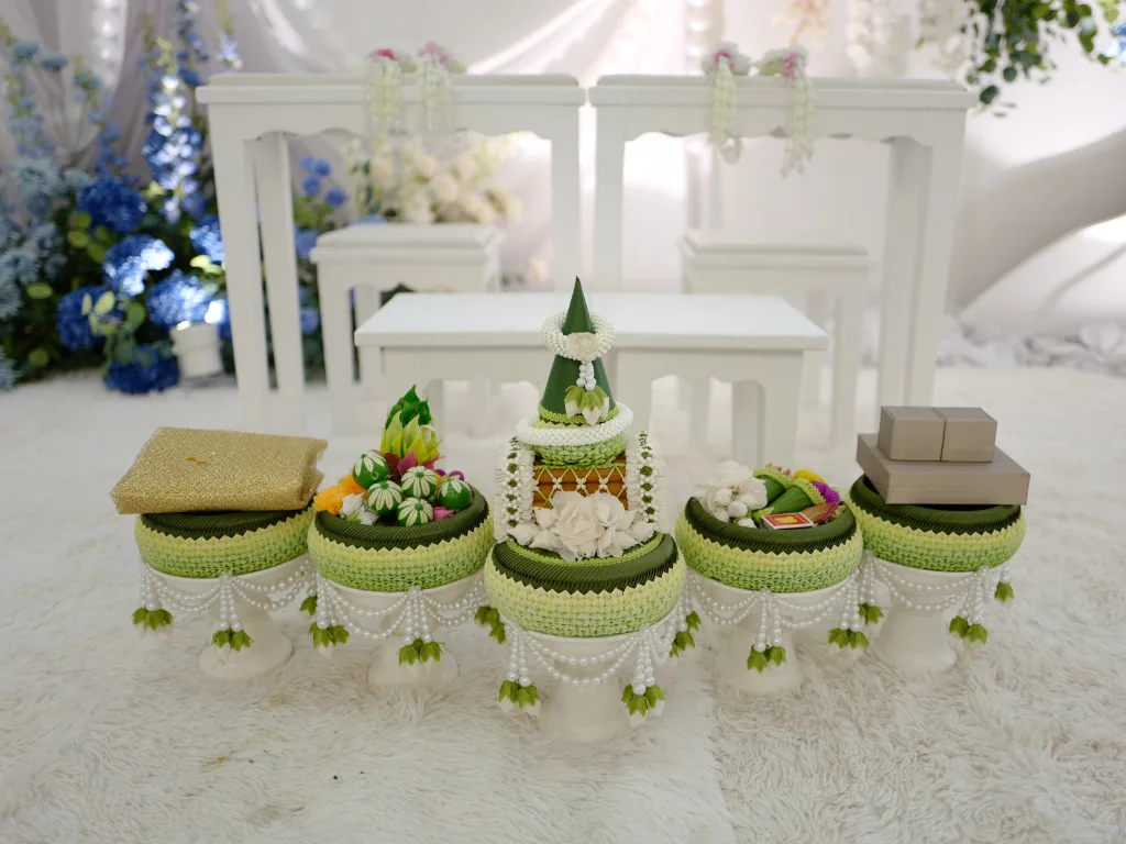 พานขันหมากเอกและแหวนหมั้น สำหรับพิธีมงคลสมรสช่วงเช้า จัดเตรียมโดยทีมงานมืออาชีพ