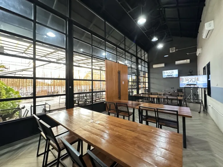 ห้องประชุมเล็ก โซนห้องแอร์ รองรับสูงสุด 30 ท่าน ร้านคัม ขอนแก่น