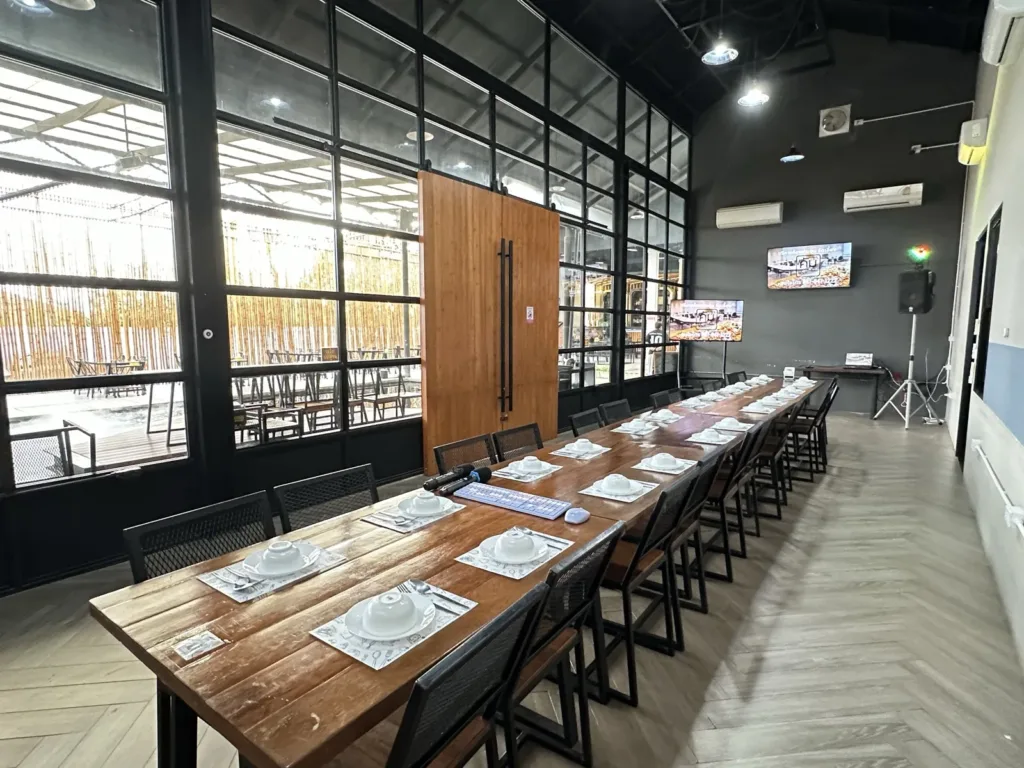 ห้องจัดเลี้ยงเล็ก โซนห้องแอร์ รองรับสูงสุด 30 ท่าน ร้านคัม ขอนแก่น